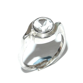 Einzelstück, Vintage-Bergkristall-Ring aus 835 Silber mit einem runden, funkelnd facettierten Bergkristall sicher in einer Zargenfassung gehalten, poliert, Ringweite verstellbar bis ca. 59,5, um 1970. Dazu paßt der Armreif Ar 0065. -	Unikate und Pretiosen nur erhältlich im Onlineshop der Goldschmiede Danilo!