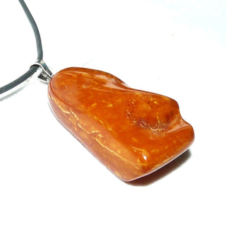 handpoliertes Einzelstück, Vintage-Bernstein-Anhänger, ein mittelgroßer, dicker Fantasy-Tropfen in Orange-Rot, opak mit schöner Struktur, Schlaufe aus Silber, modernistische Form um 1960 - Handgefertigtes Unikat! Nur im Danilo Gold Online Shop!