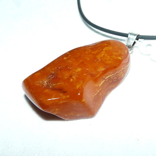 handpoliertes Einzelstück, Vintage-Bernstein-Anhänger, ein mittelgroßer, dicker Fantasy-Tropfen in Orange-Rot, opak mit schöner Struktur, Schlaufe aus Silber, modernistische Form um 1960 - Handgefertigtes Unikat! Nur im Danilo Gold Online Shop!