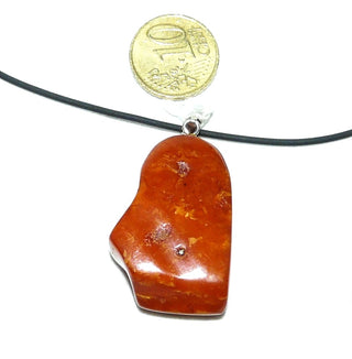 handpoliertes Einzelstück, Vintage-Bernstein-Anhänger, ein mittelgroßer, dicker Fantasy-Tropfen in Orange-Rot, opak mit schöner Struktur, Schlaufe aus Silber, modernistische Form um 1960 - Handgefertigtes Unikat! Nur im Danilo Gold Online Shop!
