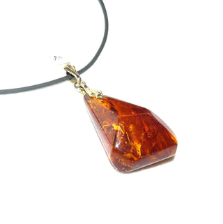 handgefertigtes Einzelstück, Vintage-Bernstein-Anhänger, kleinerer, transparenter Triangel-Tropfen in mittlerem Cognac-Rotbraun, Schlaufe aus Gold-Doublé, beidseitig schöne, dunkelbraune Einschlüsse, um 1970 -	Einzelstücke nur erhältlich bei www.danilogold-shop.de