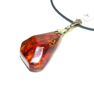 handgefertigtes Einzelstück, Vintage-Bernstein-Anhänger, kleinerer, transparenter Triangel-Tropfen in mittlerem Cognac-Rotbraun, Schlaufe aus Gold-Doublé, beidseitig schöne, dunkelbraune Einschlüsse, um 1970 -	Einzelstücke nur erhältlich bei www.danilogold-shop.de