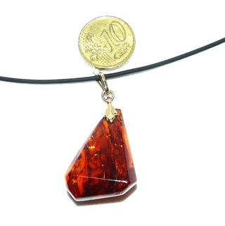 handgefertigtes Einzelstück, Vintage-Bernstein-Anhänger, kleinerer, transparenter Triangel-Tropfen in mittlerem Cognac-Rotbraun, Schlaufe aus Gold-Doublé, beidseitig schöne, dunkelbraune Einschlüsse, um 1970 -	Einzelstücke nur erhältlich bei www.danilogold-shop.de