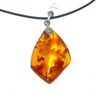 handpoliertes Einzelstück, Vintage-Bernstein-Anhänger, als mittelgroßer, flacher, transparenter Rauten-Tropfen in mittlerem Cognac-orange, Schlaufe aus Silber, beidseitig schöne Einschlüsse, um 1970 - Vintage-Schmuck nur im Onlineshop von danilogold!