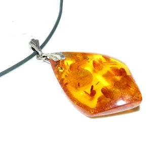 handpoliertes Einzelstück, Vintage-Bernstein-Anhänger, als mittelgroßer, flacher, transparenter Rauten-Tropfen in mittlerem Cognac-orange, Schlaufe aus Silber, beidseitig schöne Einschlüsse, um 1970 - Vintage-Schmuck nur im Onlineshop von danilogold!