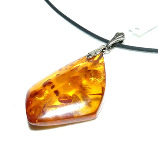 handpoliertes Einzelstück, Vintage-Bernstein-Anhänger, als mittelgroßer, flacher, transparenter Rauten-Tropfen in mittlerem Cognac-orange, Schlaufe aus Silber, beidseitig schöne Einschlüsse, um 1970 - Vintage-Schmuck nur im Onlineshop von danilogold!