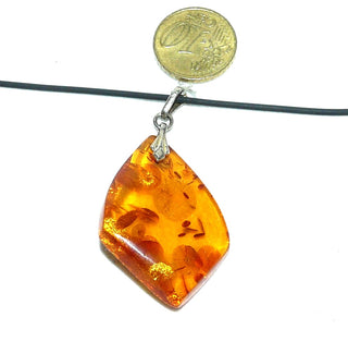 handpoliertes Einzelstück, Vintage-Bernstein-Anhänger, als mittelgroßer, flacher, transparenter Rauten-Tropfen in mittlerem Cognac-orange, Schlaufe aus Silber, beidseitig schöne Einschlüsse, um 1970 - Vintage-Schmuck nur im Onlineshop von danilogold!