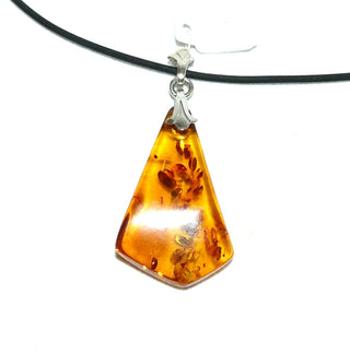antikes handpoliertes Einzelstück, Vintage-Bernstein-Anhänger, ein kleinerer, flacher, transparenter, spitzer Tropfen in mittlerem Cognac-orange, mit einer Schlaufe aus Silber, beidseitig schöne Einschlüsse, um 1940 -	Handgefertigtes Unikat! Nur im Danilo Gold Online Shop!
