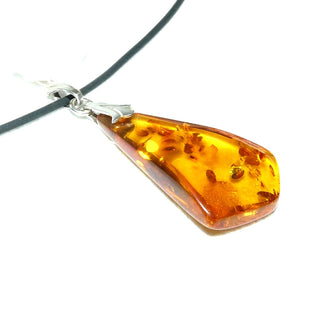 antikes handpoliertes Einzelstück, Vintage-Bernstein-Anhänger, ein kleinerer, flacher, transparenter, spitzer Tropfen in mittlerem Cognac-orange, mit einer Schlaufe aus Silber, beidseitig schöne Einschlüsse, um 1940 -	Handgefertigtes Unikat! Nur im Danilo Gold Online Shop!