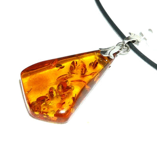 antikes handpoliertes Einzelstück, Vintage-Bernstein-Anhänger, ein kleinerer, flacher, transparenter, spitzer Tropfen in mittlerem Cognac-orange, mit einer Schlaufe aus Silber, beidseitig schöne Einschlüsse, um 1940 -	Handgefertigtes Unikat! Nur im Danilo Gold Online Shop!