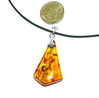 antikes handpoliertes Einzelstück, Vintage-Bernstein-Anhänger, ein kleinerer, flacher, transparenter, spitzer Tropfen in mittlerem Cognac-orange, mit einer Schlaufe aus Silber, beidseitig schöne Einschlüsse, um 1940 -	Handgefertigtes Unikat! Nur im Danilo Gold Online Shop!