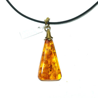 handgeschliffenes Einzelstück, Vintage-Bernstein-Anhänger, kleineres, flaches, langes, transparenter Dreieck in mittlerem Cognac-orange, Schlaufe aus Gold-Doublé, beidseitig schöne Einschlüsse, um 1970 -	Unikatschmuck nur erhältlich im Onlineshop von Juwelier & Goldschmiede Danilo! 