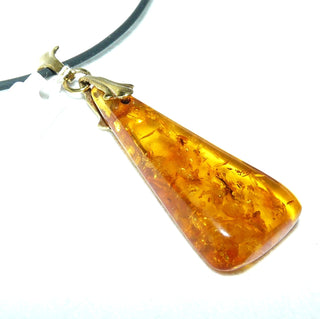 handgeschliffenes Einzelstück, Vintage-Bernstein-Anhänger, kleineres, flaches, langes, transparenter Dreieck in mittlerem Cognac-orange, Schlaufe aus Gold-Doublé, beidseitig schöne Einschlüsse, um 1970 -	Unikatschmuck nur erhältlich im Onlineshop von Juwelier & Goldschmiede Danilo! 