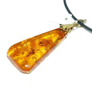 handgeschliffenes Einzelstück, Vintage-Bernstein-Anhänger, kleineres, flaches, langes, transparenter Dreieck in mittlerem Cognac-orange, Schlaufe aus Gold-Doublé, beidseitig schöne Einschlüsse, um 1970 -	Unikatschmuck nur erhältlich im Onlineshop von Juwelier & Goldschmiede Danilo! 