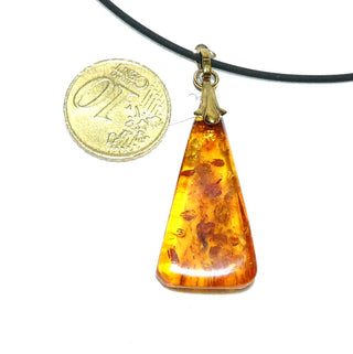 handgeschliffenes Einzelstück, Vintage-Bernstein-Anhänger, kleineres, flaches, langes, transparenter Dreieck in mittlerem Cognac-orange, Schlaufe aus Gold-Doublé, beidseitig schöne Einschlüsse, um 1970 -	Unikatschmuck nur erhältlich im Onlineshop von Juwelier & Goldschmiede Danilo! 