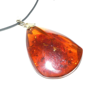 Einzelstück, Vintage-Bernstein-Anhänger, großer Tropfen, dunkles Cognac-Braun, Schlaufe aus Gold-Doublé, schöne Einschlüsse, oben 3 facettierte Flächen, um 1950 -	Nur erhältlich bei www.danilogold-shop.de