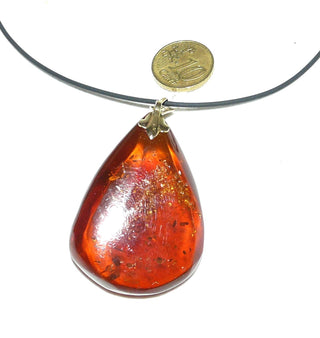 Einzelstück, Vintage-Bernstein-Anhänger, großer Tropfen, dunkles Cognac-Braun, Schlaufe aus Gold-Doublé, schöne Einschlüsse, oben 3 facettierte Flächen, um 1950 -	Nur erhältlich bei www.danilogold-shop.de