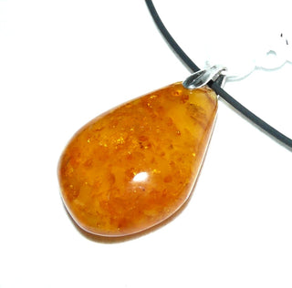 antikes handgeschliffenes Einzelstück, Vintage-Bernstein-Anhänger, großer, dicker Tropfen, Butterscotch, Cognac-orange, mit schönen Einschlüssen, eine Seite milchig-gelb, Schlaufe aus Silber, um 1920 -	Unikate und Pretiosen nur erhältlich im Onlineshop der Goldschmiede Danilo!