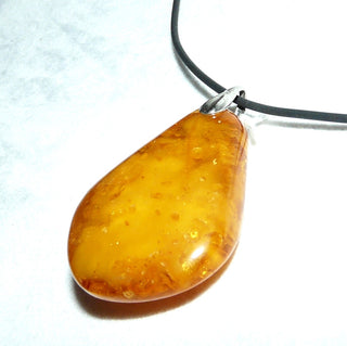 antikes handgeschliffenes Einzelstück, Vintage-Bernstein-Anhänger, großer, dicker Tropfen, Butterscotch, Cognac-orange, mit schönen Einschlüssen, eine Seite milchig-gelb, Schlaufe aus Silber, um 1920 -	Unikate und Pretiosen nur erhältlich im Onlineshop der Goldschmiede Danilo!