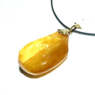 Einzelstück, Vintage-Bernstein-Anhänger, großer, dicker Tropfen, Butterscotch, helles Cognac-braun-gelb, milchig-opak, Schlaufe aus Gold-Doublé, beidseitig schöne Maserung, um 1930 -	Vintage-Schmuck nur im Onlineshop von danilogold!