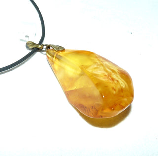 Einzelstück, antiker Vintage-Bernstein-Anhänger, großer dicker Tropfen in mittlerem Gelb-orange mit opaken, milchig-gelben, schönen Einschlüssen, Schlaufe aus Gold-Doublé, um 1950. -	Handarbeiten online bestellen bei Juwelier & Goldschmiede Danilo!