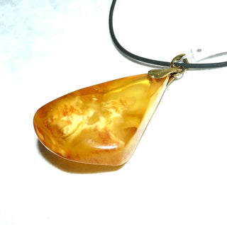 Einzelstück, antiker Vintage-Bernstein-Anhänger, großer dicker Tropfen in mittlerem Gelb-orange mit opaken, milchig-gelben, schönen Einschlüssen, Schlaufe aus Gold-Doublé, um 1950. -	Handarbeiten online bestellen bei Juwelier & Goldschmiede Danilo!