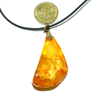 Einzelstück, antiker Vintage-Bernstein-Anhänger, großer dicker Tropfen in mittlerem Gelb-orange mit opaken, milchig-gelben, schönen Einschlüssen, Schlaufe aus Gold-Doublé, um 1950. -	Handarbeiten online bestellen bei Juwelier & Goldschmiede Danilo!