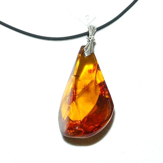 Einzelstück, Vintage-Bernstein-Anhänger als großer, dicker, transparenter Tropfen in mittlerem Cognac-orange, Schlaufe Silber, beidseitig schöne Einschlüsse, um 1970 (Lieferung erfolgt ohne Kette) -	Einzelstücke nur erhältlich bei www.danilogold-shop.de