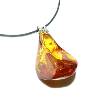 Einzelstück, Vintage-Bernstein-Anhänger als großer, dicker, transparenter Tropfen in mittlerem Cognac-orange, Schlaufe Silber, beidseitig schöne Einschlüsse, um 1970 (Lieferung erfolgt ohne Kette) -	Einzelstücke nur erhältlich bei www.danilogold-shop.de