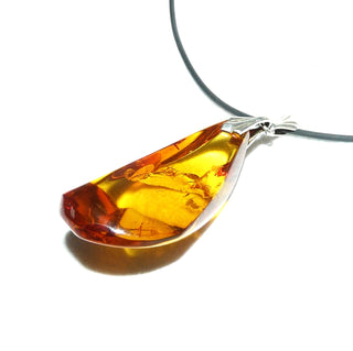 Einzelstück, Vintage-Bernstein-Anhänger als großer, dicker, transparenter Tropfen in mittlerem Cognac-orange, Schlaufe Silber, beidseitig schöne Einschlüsse, um 1970 (Lieferung erfolgt ohne Kette) -	Einzelstücke nur erhältlich bei www.danilogold-shop.de