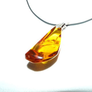 Einzelstück, Vintage-Bernstein-Anhänger als großer, dicker, transparenter Tropfen in mittlerem Cognac-orange, Schlaufe Silber, beidseitig schöne Einschlüsse, um 1970 (Lieferung erfolgt ohne Kette) -	Einzelstücke nur erhältlich bei www.danilogold-shop.de