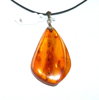 antikes Einzelstück, handgeschliffener Vintage-Bernstein-Anhänger, großer, flacher Triangel-Tropfen in mittlerem Cognac-orangebraun, Schlaufe aus Gold-Doublé, schöne Einschlüsse, oben 3 gekehlte Flächen, um 1950 -	Unikate und Pretiosen nur erhältlich im Onlineshop der Goldschmiede Danilo!