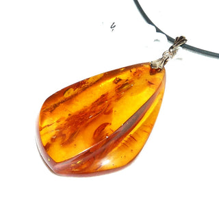 antikes Einzelstück, handgeschliffener Vintage-Bernstein-Anhänger, großer, flacher Triangel-Tropfen in mittlerem Cognac-orangebraun, Schlaufe aus Gold-Doublé, schöne Einschlüsse, oben 3 gekehlte Flächen, um 1950 -	Unikate und Pretiosen nur erhältlich im Onlineshop der Goldschmiede Danilo!