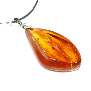 antikes Einzelstück, handgeschliffener Vintage-Bernstein-Anhänger, großer, flacher Triangel-Tropfen in mittlerem Cognac-orangebraun, Schlaufe aus Gold-Doublé, schöne Einschlüsse, oben 3 gekehlte Flächen, um 1950 -	Unikate und Pretiosen nur erhältlich im Onlineshop der Goldschmiede Danilo!