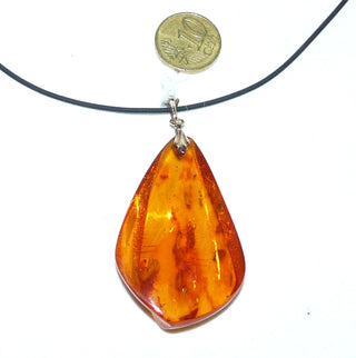 antikes Einzelstück, handgeschliffener Vintage-Bernstein-Anhänger, großer, flacher Triangel-Tropfen in mittlerem Cognac-orangebraun, Schlaufe aus Gold-Doublé, schöne Einschlüsse, oben 3 gekehlte Flächen, um 1950 -	Unikate und Pretiosen nur erhältlich im Onlineshop der Goldschmiede Danilo!