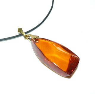 handpoliertes Einzelstück, Vintage-Bernstein-Anhänger als großer, flacher Tropfen in mittlerem Cognac-orange, transpartent, fast ohne Einschlüsse, Schlaufe Gold-Doublé, um 1950 -	Handgefertigtes Unikat! Nur im Danilo Gold Online Shop!