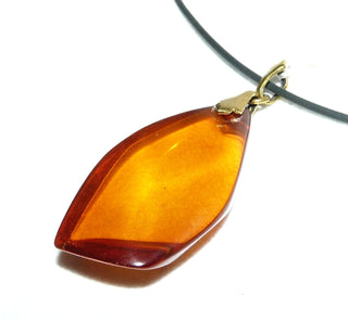 handpoliertes Einzelstück, Vintage-Bernstein-Anhänger als großer, flacher Tropfen in mittlerem Cognac-orange, transpartent, fast ohne Einschlüsse, Schlaufe Gold-Doublé, um 1950 -	Handgefertigtes Unikat! Nur im Danilo Gold Online Shop!