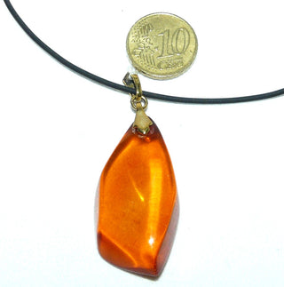 handpoliertes Einzelstück, Vintage-Bernstein-Anhänger als großer, flacher Tropfen in mittlerem Cognac-orange, transpartent, fast ohne Einschlüsse, Schlaufe Gold-Doublé, um 1950 -	Handgefertigtes Unikat! Nur im Danilo Gold Online Shop!