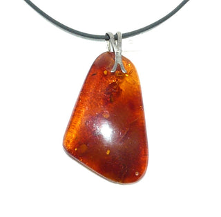 Einzelstück, Vintage-Bernstein-Anhänger, großer, flacher, langgezogener Tropfen in dunklem Cognac-orange, Schlaufe aus Silber, schöne Einschlüsse, Rückseite nur fein anpoliert -	Einzelstücke nur erhältlich bei www.danilogold-shop.de