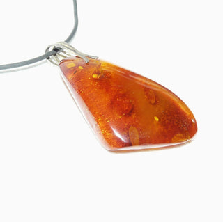 Einzelstück, Vintage-Bernstein-Anhänger, großer, flacher, langgezogener Tropfen in dunklem Cognac-orange, Schlaufe aus Silber, schöne Einschlüsse, Rückseite nur fein anpoliert -	Einzelstücke nur erhältlich bei www.danilogold-shop.de