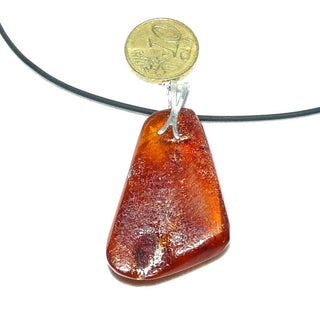 Einzelstück, Vintage-Bernstein-Anhänger, großer, flacher, langgezogener Tropfen in dunklem Cognac-orange, Schlaufe aus Silber, schöne Einschlüsse, Rückseite nur fein anpoliert -	Einzelstücke nur erhältlich bei www.danilogold-shop.de