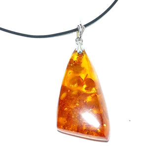 handpoliertes Einzelstück, Vintage-Bernstein-Anhänger, großer, flacher, langer Triangel-Tropfen, mittleres Cognac-orangebraun, Schlaufe aus Silber, schöne Einschlüsse, flächig gearbeitet, um 1970 -	Unikate und Pretiosen nur erhältlich im Onlineshop der Goldschmiede Danilo!