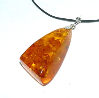 handpoliertes Einzelstück, Vintage-Bernstein-Anhänger, großer, flacher, langer Triangel-Tropfen, mittleres Cognac-orangebraun, Schlaufe aus Silber, schöne Einschlüsse, flächig gearbeitet, um 1970 -	Unikate und Pretiosen nur erhältlich im Onlineshop der Goldschmiede Danilo!