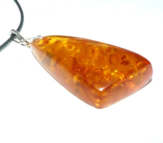 handpoliertes Einzelstück, Vintage-Bernstein-Anhänger, großer, flacher, langer Triangel-Tropfen, mittleres Cognac-orangebraun, Schlaufe aus Silber, schöne Einschlüsse, flächig gearbeitet, um 1970 -	Unikate und Pretiosen nur erhältlich im Onlineshop der Goldschmiede Danilo!