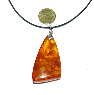 handpoliertes Einzelstück, Vintage-Bernstein-Anhänger, großer, flacher, langer Triangel-Tropfen, mittleres Cognac-orangebraun, Schlaufe aus Silber, schöne Einschlüsse, flächig gearbeitet, um 1970 -	Unikate und Pretiosen nur erhältlich im Onlineshop der Goldschmiede Danilo!