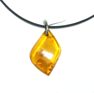 handgeschliffenes Einzelstück, Vintage-Bernstein-Anhänger, kleine flache Rautenform, helles Gelb-orange, transparent mit schönen Einschlüssen, Schlaufe aus Silber, um 1970 -	Nur erhältlich im Onlineshop von Juwelier & Goldschmiede Danilo!