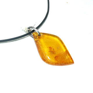 handgeschliffenes Einzelstück, Vintage-Bernstein-Anhänger, kleine flache Rautenform, helles Gelb-orange, transparent mit schönen Einschlüssen, Schlaufe aus Silber, um 1970 -	Nur erhältlich im Onlineshop von Juwelier & Goldschmiede Danilo!