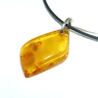 handgeschliffenes Einzelstück, Vintage-Bernstein-Anhänger, kleine flache Rautenform, helles Gelb-orange, transparent mit schönen Einschlüssen, Schlaufe aus Silber, um 1970 -	Nur erhältlich im Onlineshop von Juwelier & Goldschmiede Danilo!