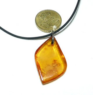 handgeschliffenes Einzelstück, Vintage-Bernstein-Anhänger, kleine flache Rautenform, helles Gelb-orange, transparent mit schönen Einschlüssen, Schlaufe aus Silber, um 1970 -	Nur erhältlich im Onlineshop von Juwelier & Goldschmiede Danilo!