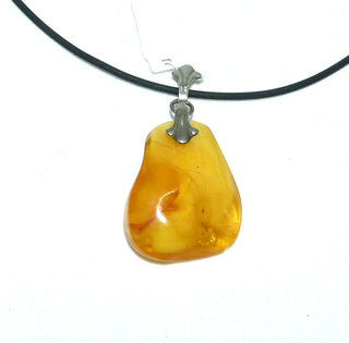 antikes Einzelstück, Vintage-Bernstein-Anhänger, kleiner Tropfen, Butterscotch, helles Gelb-orange mit opaken, milchig-gelben, schönen Einschlüssen, Schlaufe aus Silber, um 1920 -	Vintage-Schmuck nur im Onlineshop von danilogold!